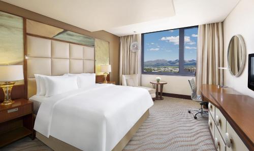 Habitación Executive con acceso al salón y cama extragrande del hotel Hilton Windhoek. Foto 4