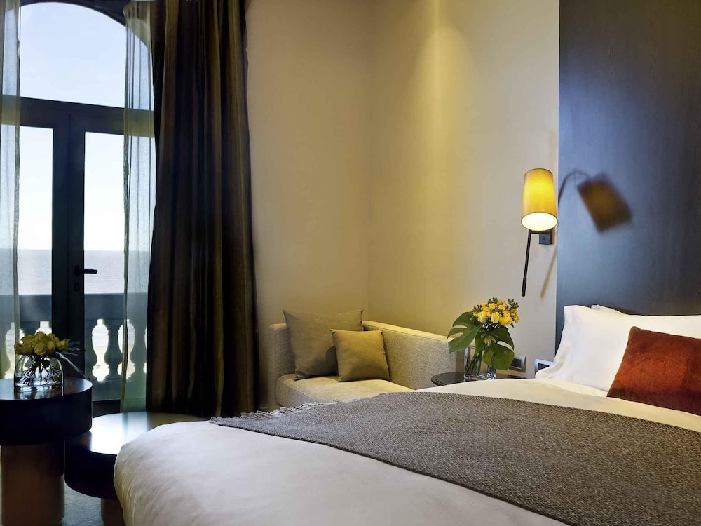 HABITACIÓN DE LUJO con 1 cama Queen Size y vistas al Río de la Plata del hotel Sofitel Montevideo Casino Carrasco and Spa. Foto 5