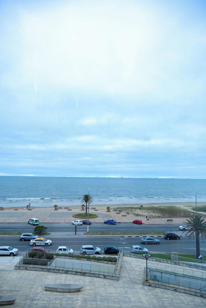 SUITE ÓPERA con 1 cama King Size y vistas a la ciudad y al Río de la Plata del hotel Sofitel Montevideo Casino Carrasco and Spa. Foto 11