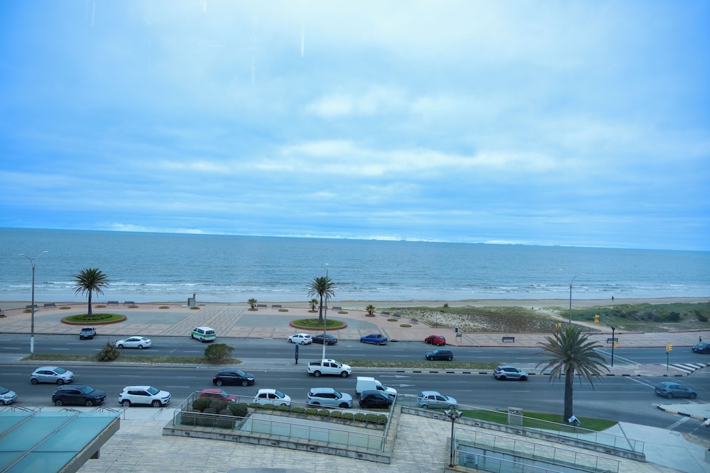 SUITE ÓPERA con 1 cama King Size y vistas a la ciudad y al Río de la Plata del hotel Sofitel Montevideo Casino Carrasco and Spa. Foto 12