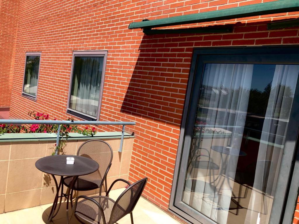 Habitación doble Balcón o Terraza Superior Parking incluido del hotel Posadas De España Málaga. Foto 1