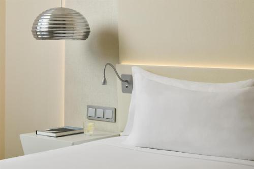 Habitación Doble Estándar - 1 o 2 camas del hotel NH Malaga. Foto 6