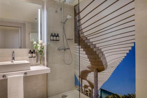 Habitación Doble Estándar con balcón - 1 o 2 camas del hotel NH Malaga. Foto 3