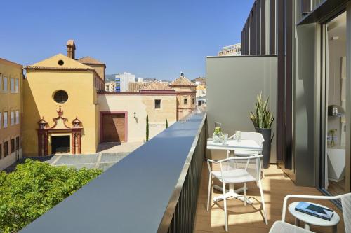 Habitación Doble Superior con terraza del hotel NH Malaga. Foto 1