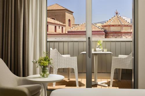 Habitación Estándar con terraza del hotel NH Malaga. Foto 1