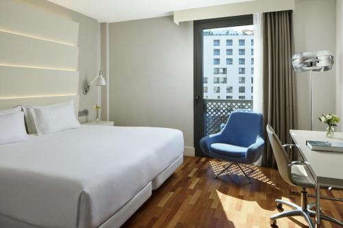 Habitación doble superior con vistas a la ciudad del hotel NH Malaga. Foto 1