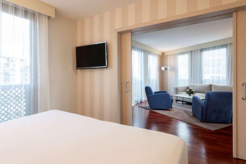 Suite Junior del hotel NH Malaga. Foto 3