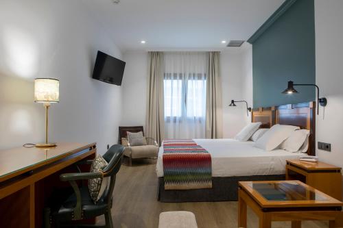 Habitación Triple del hotel Don Curro. Foto 6