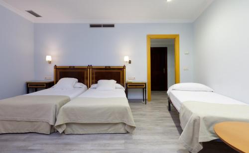Habitación Triple del hotel Don Curro. Foto 7