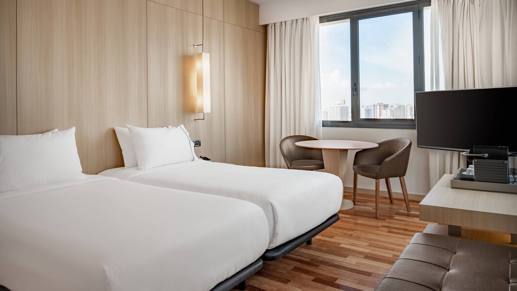 Dos camas individuales y vista estándar del hotel AC Hotel Malaga Palacio by Marriott