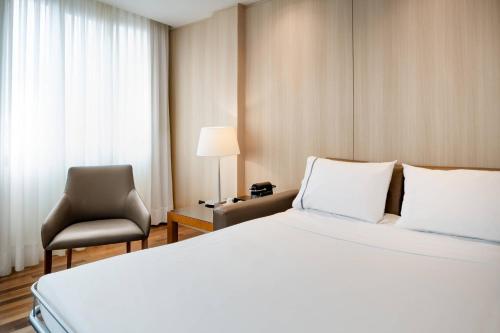 Suite Junior con cama extragrande del hotel AC Hotel Malaga Palacio by Marriott. Foto 6