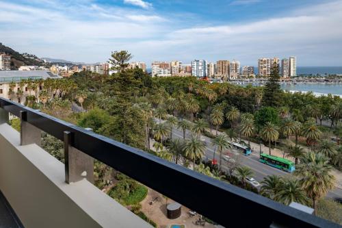 Suite Junior con cama extragrande del hotel AC Hotel Malaga Palacio by Marriott. Foto 7