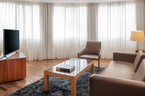 Suite Junior con cama extragrande del hotel AC Hotel Malaga Palacio by Marriott. Foto 11