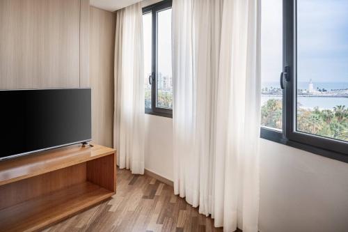 Suite Junior con cama extragrande del hotel AC Hotel Malaga Palacio by Marriott. Foto 12