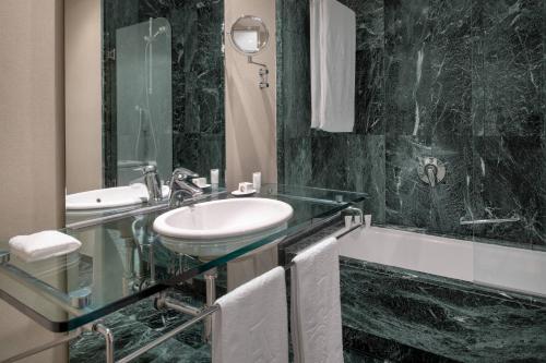 Habitación Doble Estándar con vistas - 2 camas individuales del hotel AC Hotel Malaga Palacio by Marriott. Foto 4