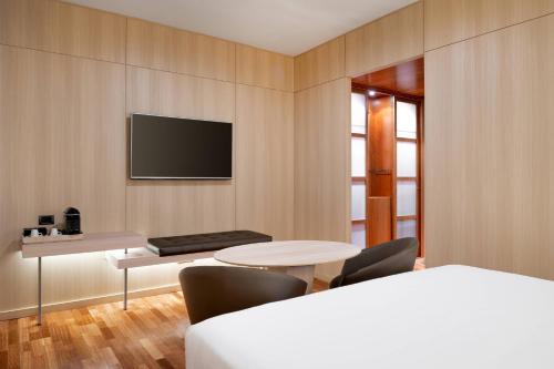 Habitación Interior Estándar - 1 cama extragrande - Sin vistas del hotel AC Hotel Malaga Palacio by Marriott. Foto 1