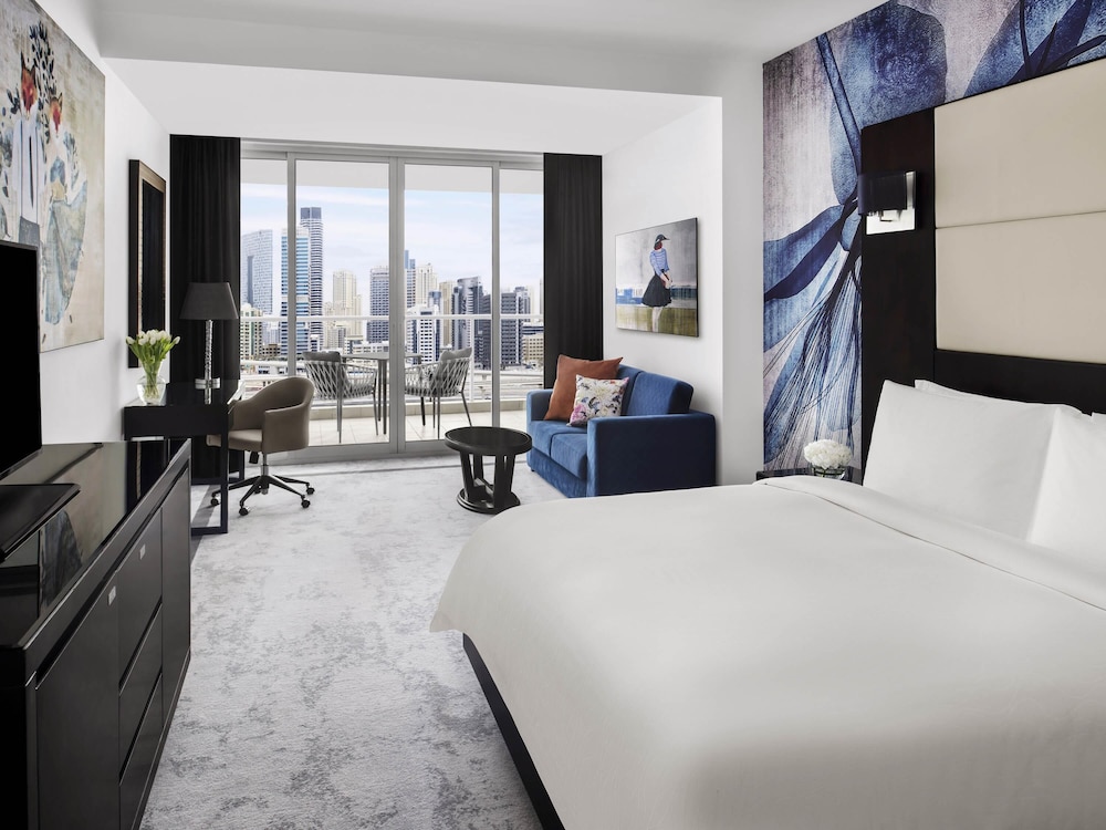 Suite junior, 1 cama King, vistas al lago del hotel Mövenpick Jumeirah Lakes Towers