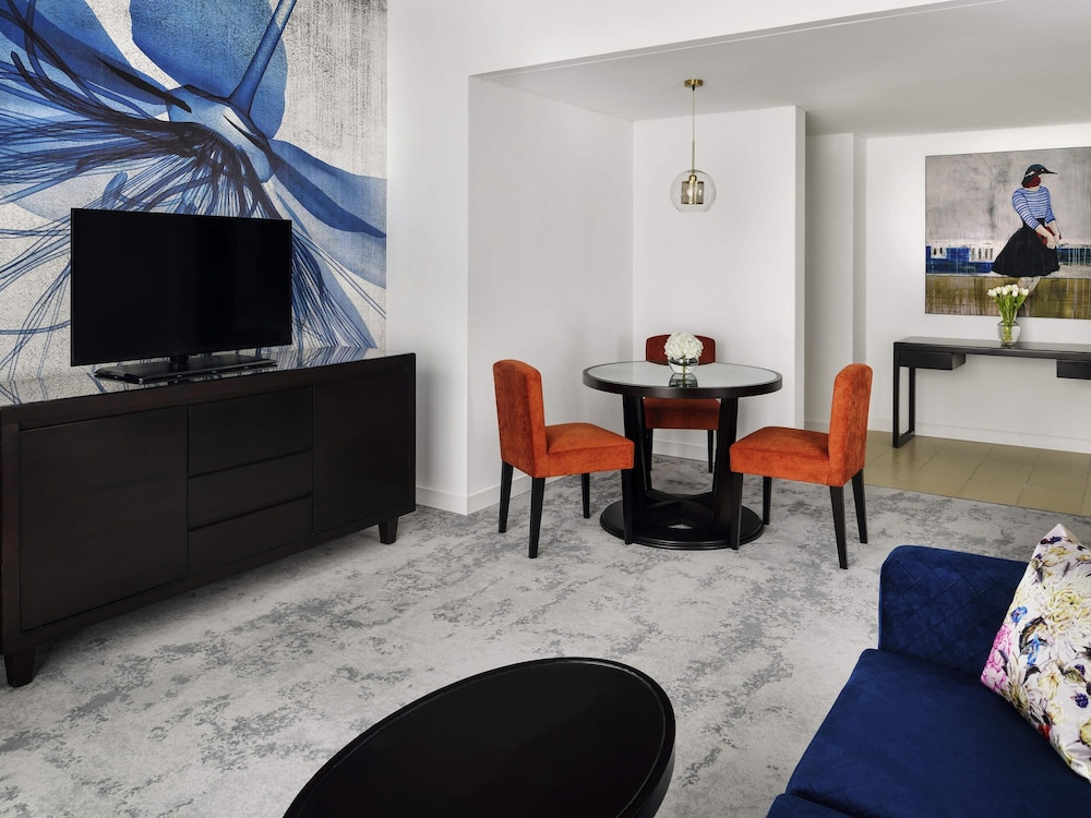 Suite Premium, 1 cama King del hotel Mövenpick Jumeirah Lakes Towers. Foto 3