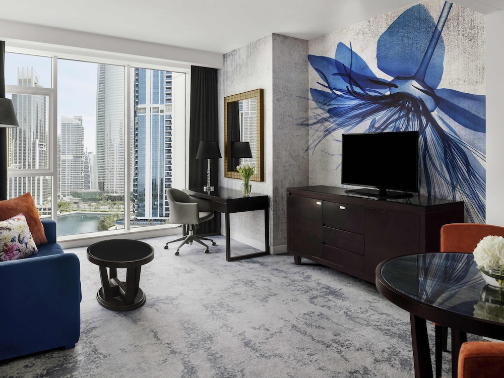 Suite Premium, 1 cama King del hotel Mövenpick Jumeirah Lakes Towers. Foto 4