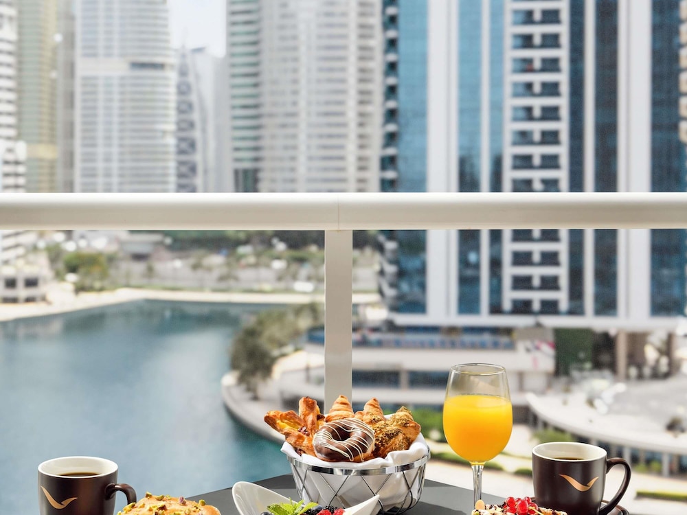 Habitación superior, 1 cama King, vistas al lago del hotel Mövenpick Jumeirah Lakes Towers. Foto 4