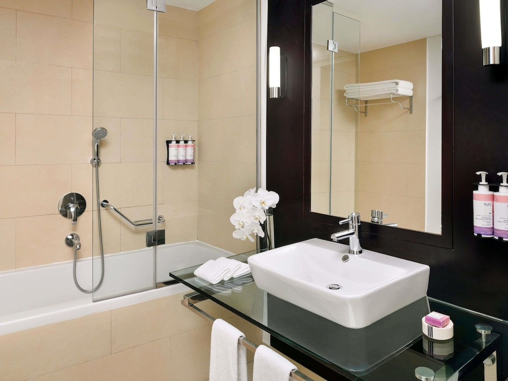 Habitación superior doble, 2 camas individuales, vistas al lago del hotel Mövenpick Jumeirah Lakes Towers. Foto 3