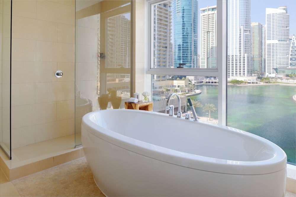 Suite Premium, 1 cama King del hotel Mövenpick Jumeirah Lakes Towers. Foto 6