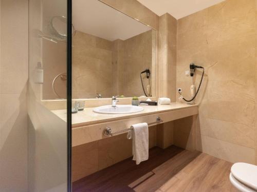 Suite Junior (2+2) del hotel Malaga Alameda Centro Affiliated By Meliá. Foto 7