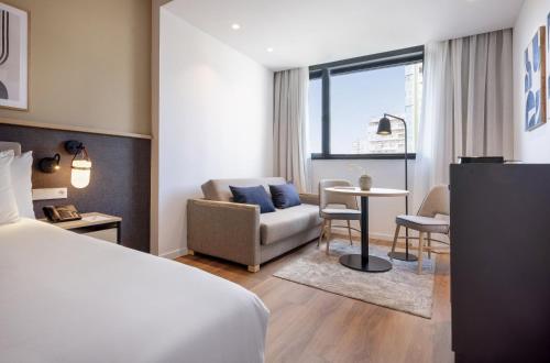Junior suite 1 Cama queen 2 habitaciones Vista ciudad del hotel Malaga Alameda Centro Affiliated By Meliá. Foto 1