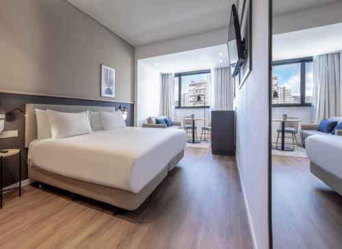 Junior suite 1 Cama queen 2 habitaciones Vista ciudad del hotel Malaga Alameda Centro Affiliated By Meliá. Foto 3