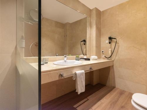 Junior suite 1 Cama queen 2 habitaciones Vista ciudad del hotel Malaga Alameda Centro Affiliated By Meliá. Foto 6
