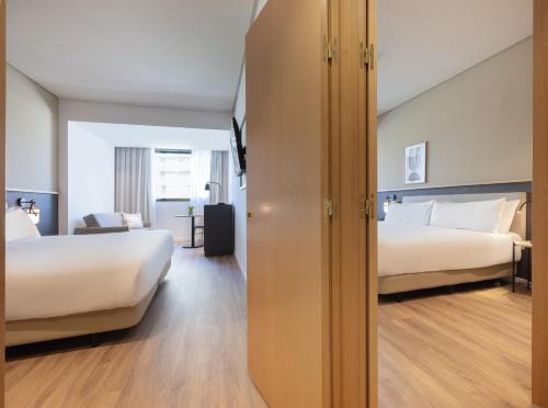 Habitación Premium Comunicada del hotel Malaga Alameda Centro Affiliated By Meliá. Foto 1