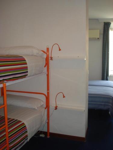 Habitación Cuádruple con balcón del hotel Polo. Foto 1