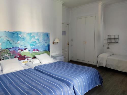 Habitación triple con balcón del hotel Polo