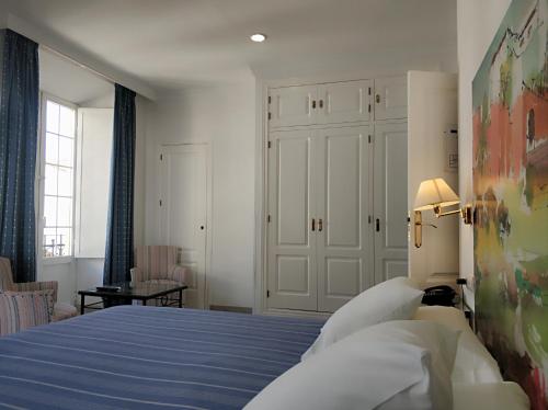 Habitación con cama extragrande y balcón del hotel Polo. Foto 1