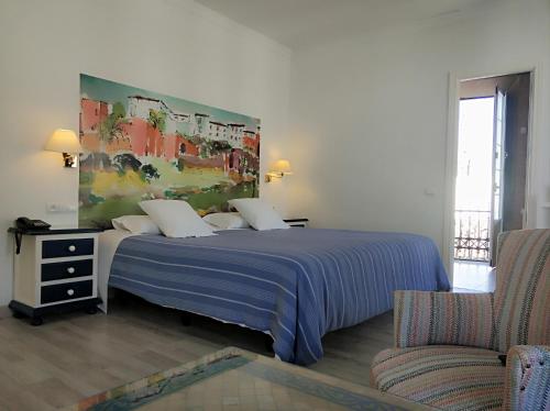 Habitación con cama extragrande y balcón del hotel Polo. Foto 2