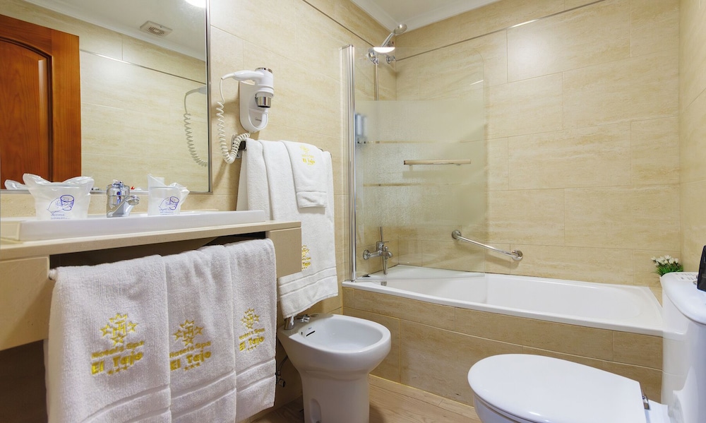 Habitación triple del hotel El Tajo and Spa. Foto 4