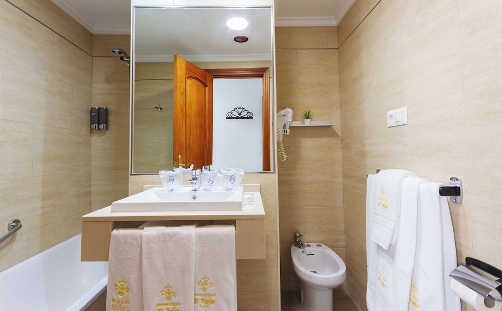 Habitación triple familiar del hotel El Tajo and Spa. Foto 10