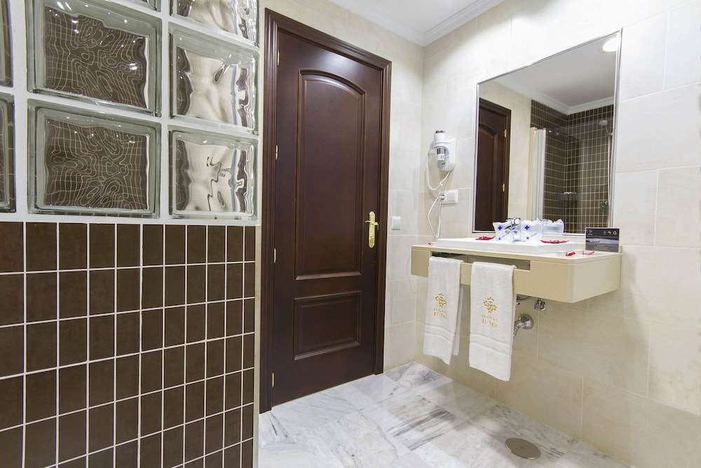 Habitación cuádruple del hotel El Tajo and Spa. Foto 4