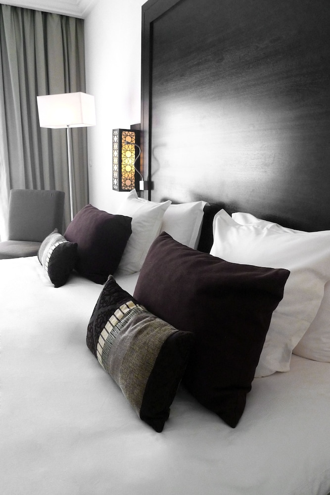 Habitación clásica, 1 cama de matrimonio grande del hotel Movenpick Gammarth Tunis. Foto 1