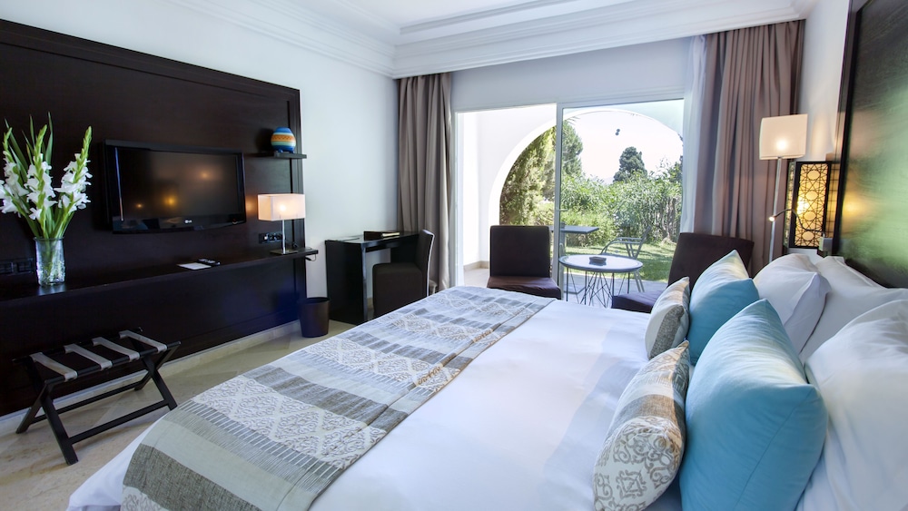 Habitación clásica, 1 cama de matrimonio grande del hotel Movenpick Gammarth Tunis. Foto 2