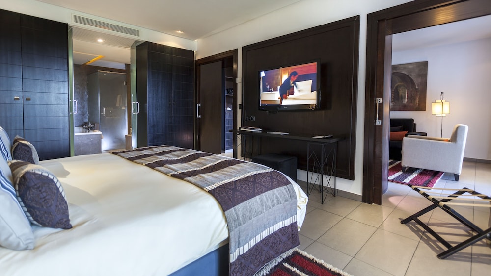 Habitación clásica, 1 cama de matrimonio grande del hotel Movenpick Gammarth Tunis. Foto 3