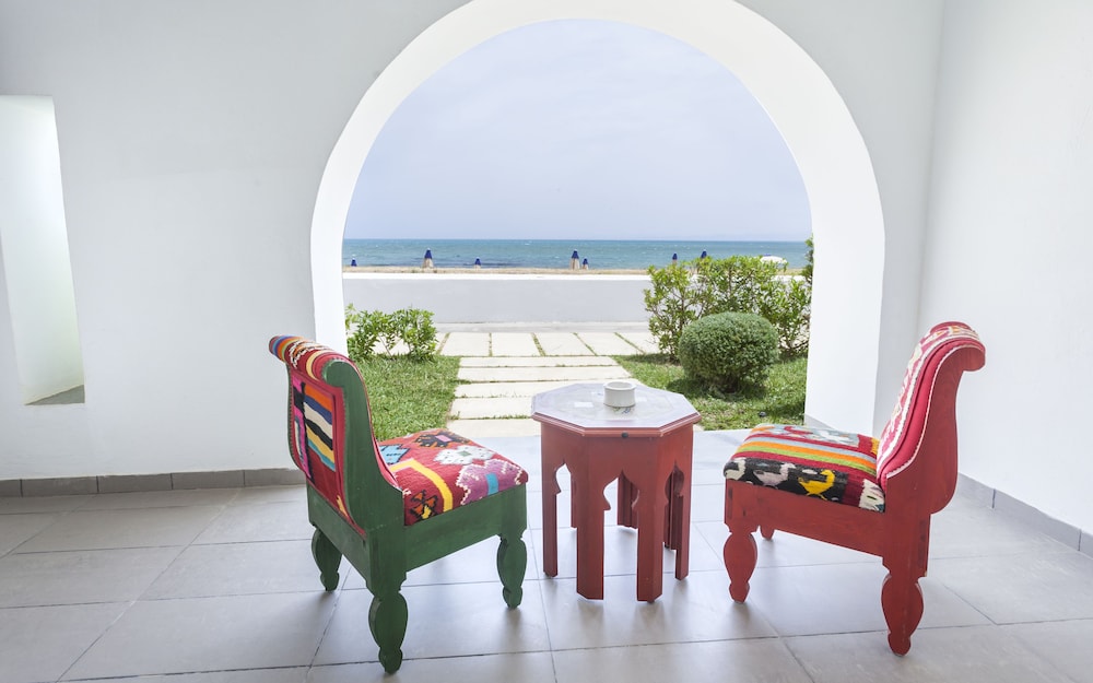 Habitación ejecutiva, 1 cama de matrimonio grande, vistas a la playa del hotel Movenpick Gammarth Tunis. Foto 5