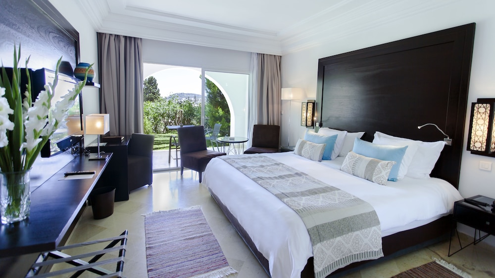 Habitación superior, 1 cama de matrimonio grande, vistas al mar del hotel Movenpick Gammarth Tunis. Foto 2