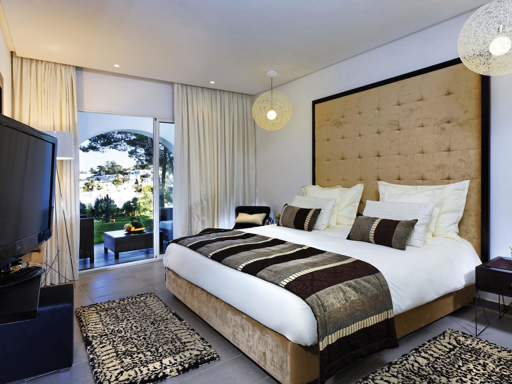 Suite presidencial, varias camas del hotel Movenpick Gammarth Tunis