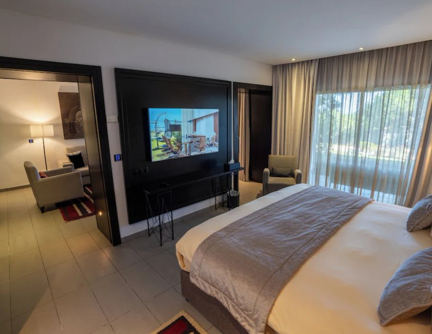 Suite, 1 cama de matrimonio grande (Ambassador) del hotel Movenpick Gammarth Tunis. Foto 1