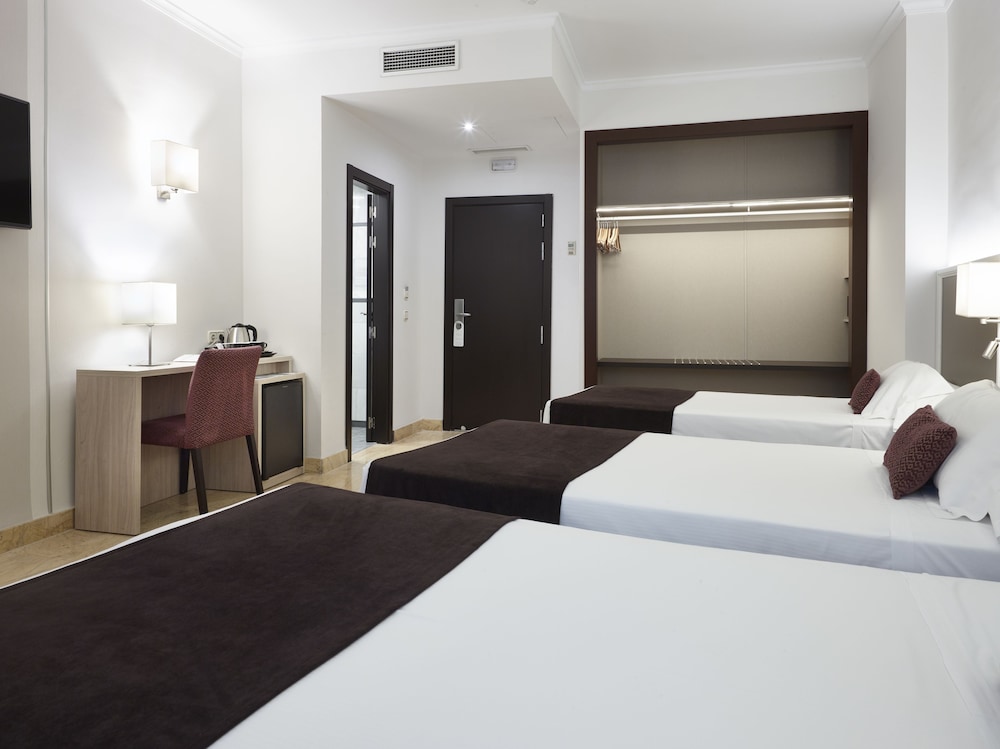Habitación triple del hotel Maestranza. Foto 1