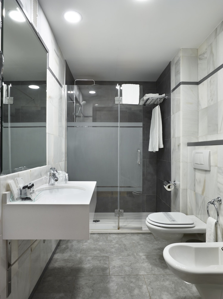 Habitación triple del hotel Maestranza. Foto 4