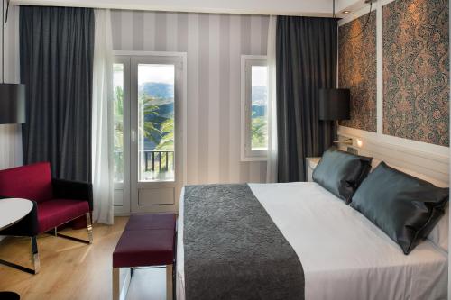 Habitación Doble Superior con terraza del hotel Catalonia Reina Victoria. Foto 6