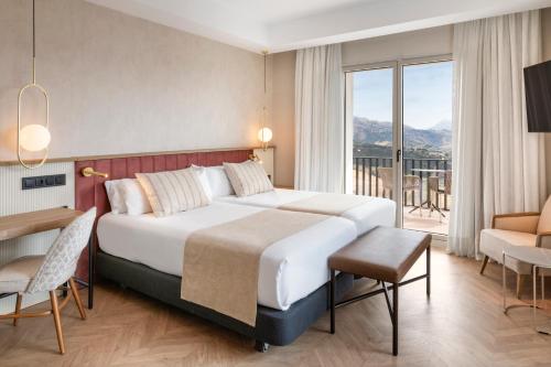 Habitación Doble esquinera con vistas a la terraza del hotel Catalonia Reina Victoria