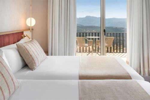 Habitación Doble esquinera con vistas a la terraza del hotel Catalonia Reina Victoria. Foto 3